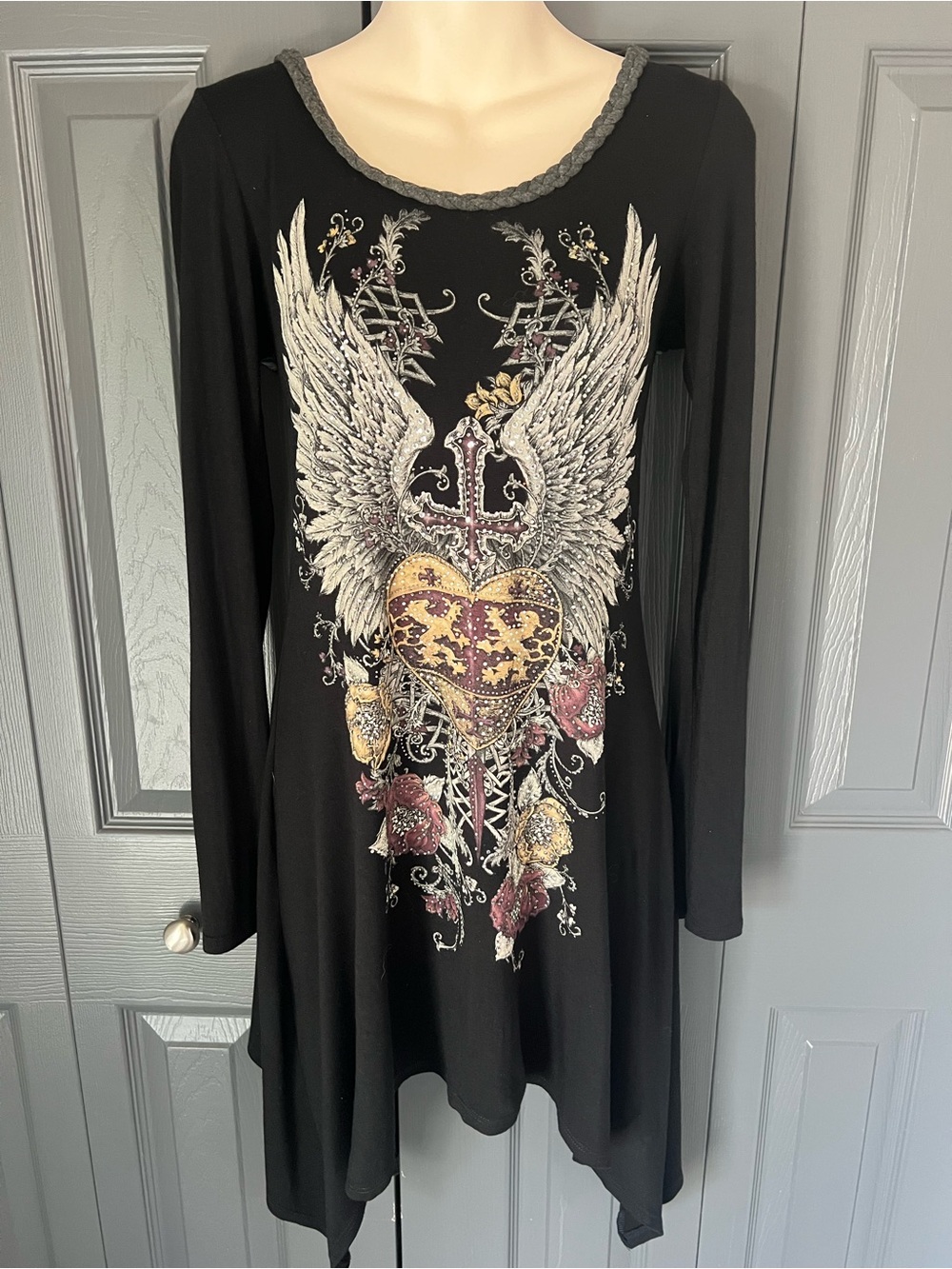 B-8-16 🔥 Stunning🔥 Vocal Black Long-Sleeve Winged Heart Tunic Dress